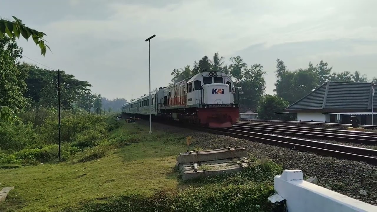 KA Gajayana Papasan dg Joglosemarkarto di JPL717 Stasiun Rewulu 