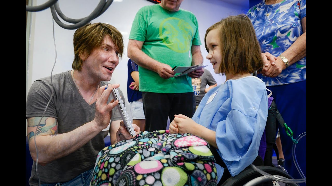 Goo Goo Dolls' Johnny Rzeznik Sings for Patients - Red Balloon Network