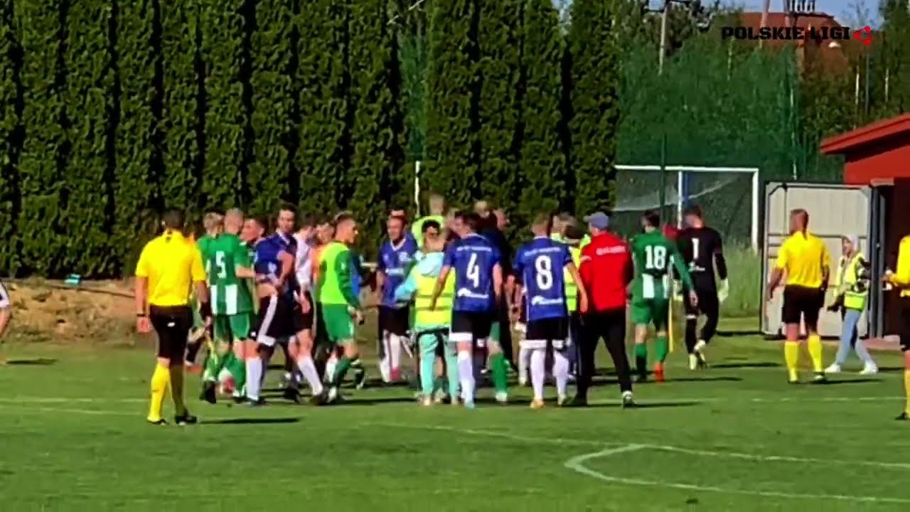 B&oacute;jka po meczu KS CK Troszyn - Mławianka Mława i czerwona kartka po końcowym gwizdku