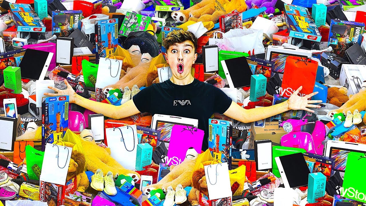 I Bought EVERYTHING In The Mall - Challenge