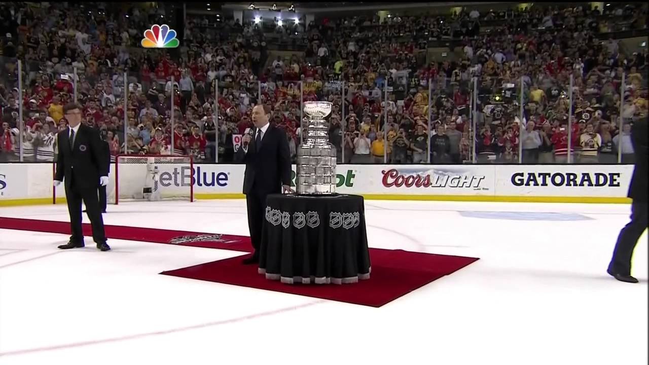 Gary Bettman booed as presents Conn Smythe, Stanley Cup to Blackhawks