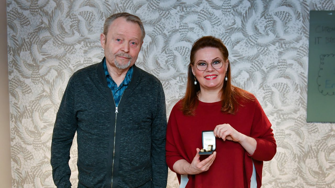 Yllätys! Nina Mikkonen sai Timo T.A:n kultakellon takasin