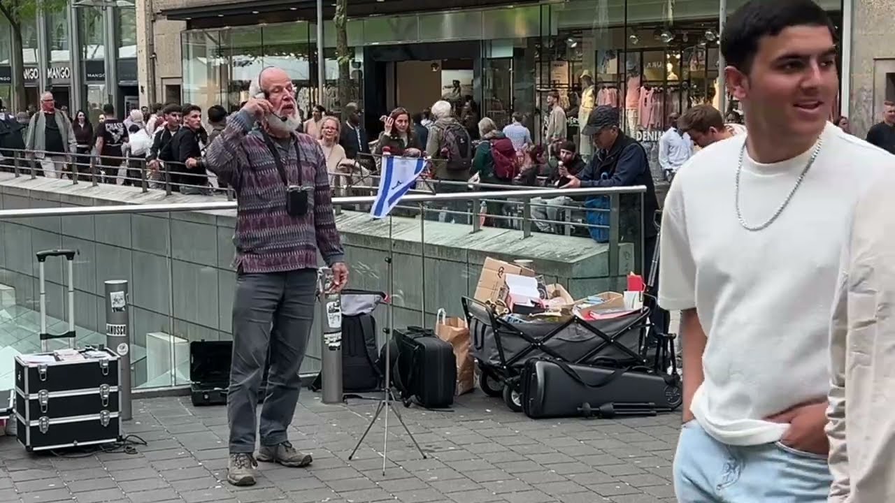 Straßenprediger verkündet das Evangelium am Kirchentag