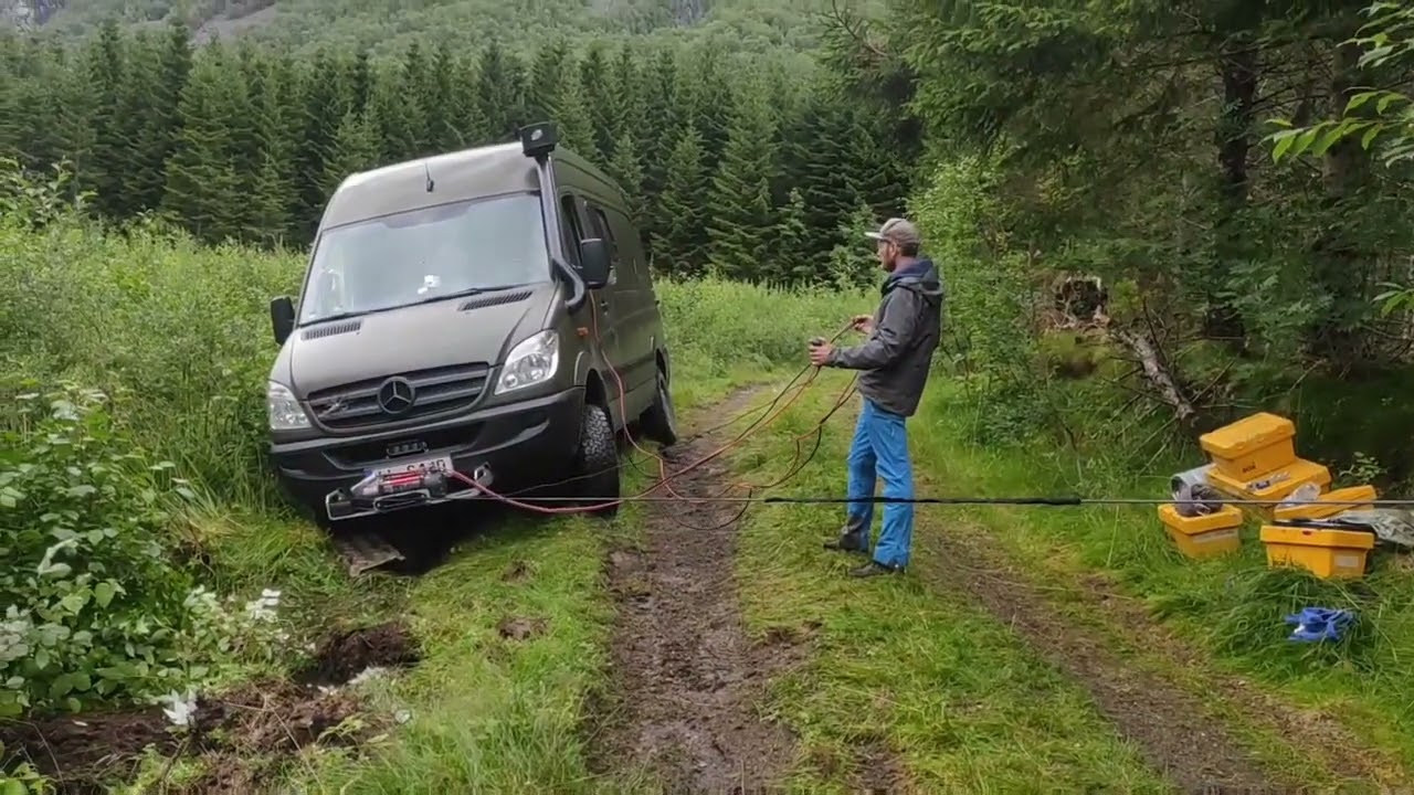 Den Sprinter Bergen mit der Seilwinde und selbstgebauter Halterung...