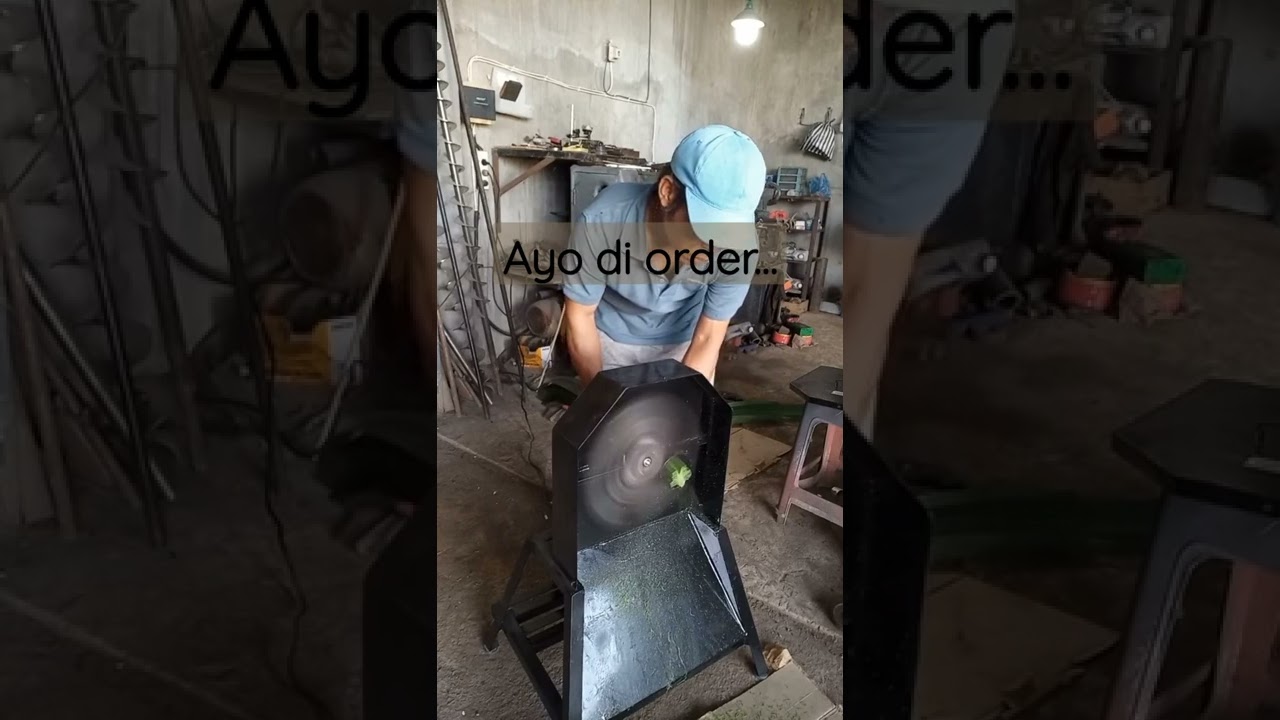 Mencoba Mesin Perajang Pandan Sebelum Diambil Pembeli