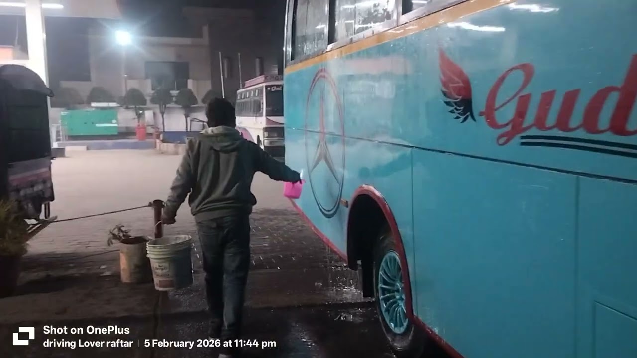 हल्द्वानी पहुँचे 11:30 बजे बहुत देर में आई बारात  छोटू भाई गाड़ी धो रहे हैं  नींद में 👍