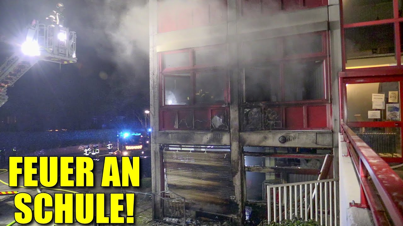 [FLAMMEN GRIFFEN AUF SCHULE ÜBER!] - Müllcontainer brannten an Gebäude ~ Feuerwehr Mettmann -