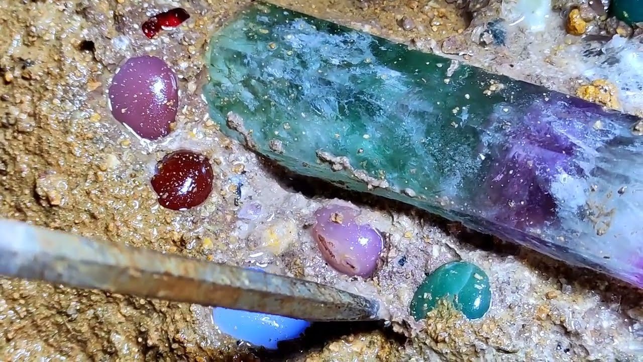 Огромный арбузный турмалин в окружении агатовых шаров