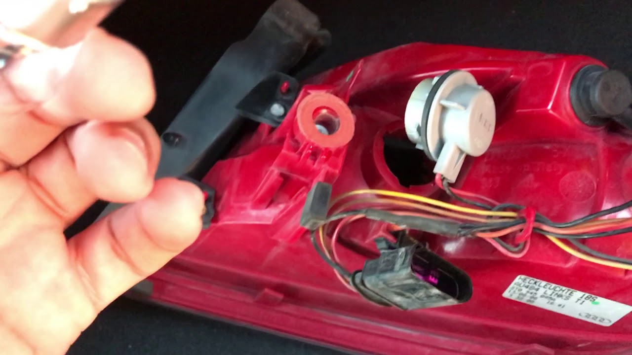 Audi B8 A5 Tail light replacement and troubleshooting