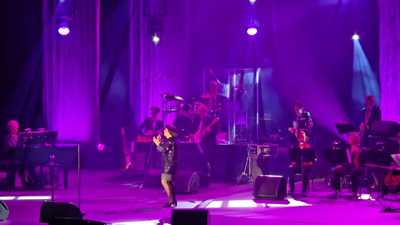 Mireille Mathieu: Pourqoui le monde est sans amour. Praha: Kongresové centrum, 4.3.2026