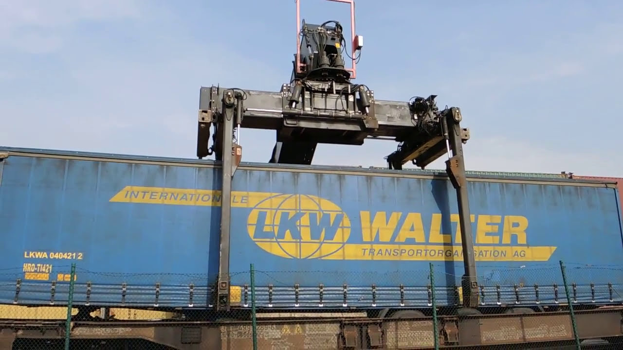 Sattelaufleger auf Zug verladen