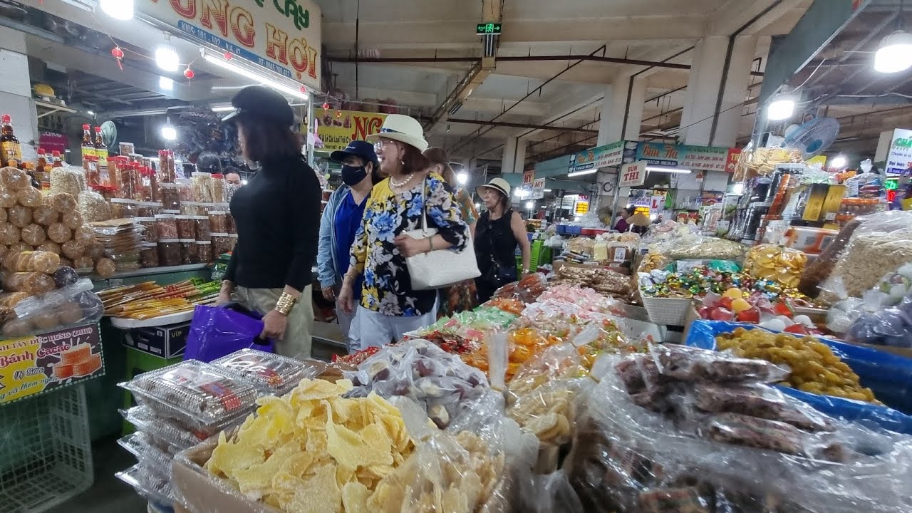7.1.2025 Chợ Phan Thiết đầy ấp bánh mức kẹo, không khí tết đang đến gần