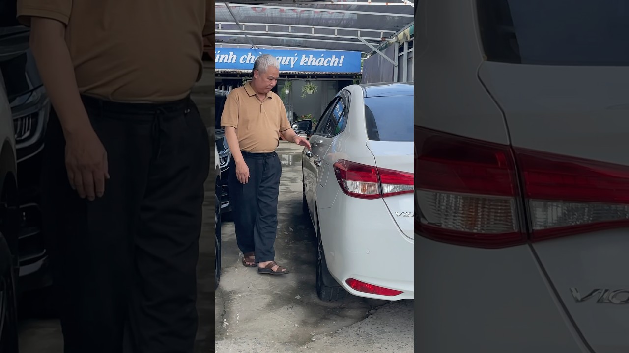 B&aacute;c trai đang kiểm tra chiếc xe Toyota Vios 2021 của m&igrave;nh vừa mua trước khi nhận xe