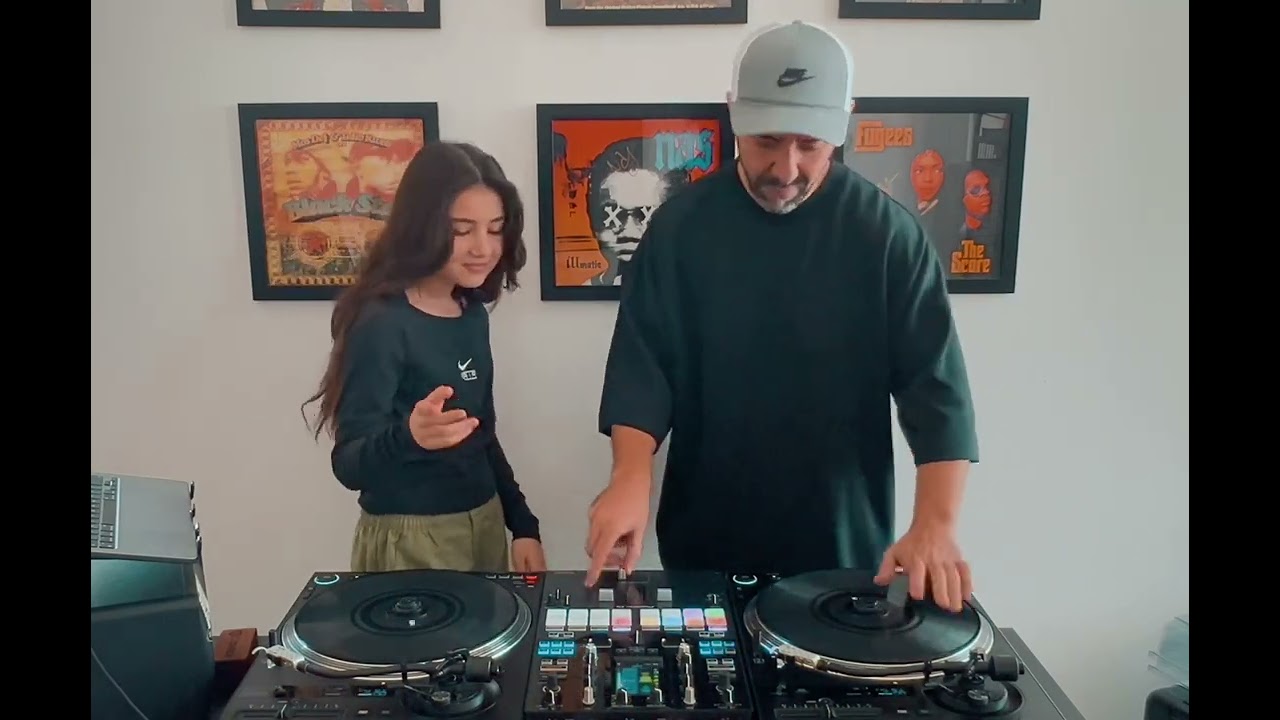 Always fun scratching with Dad 🎚️❤️ 