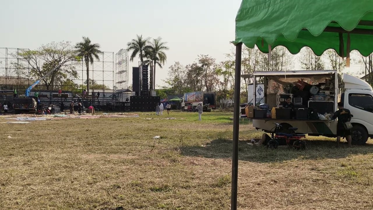 เวทีประถมบันเทิงศิลป์กำลังติดตั้ง ที่บ้านโนนจำปา ตำบลตูมใต้ อำเภอกุมภวาปี จังหวัดอุดรธานี
