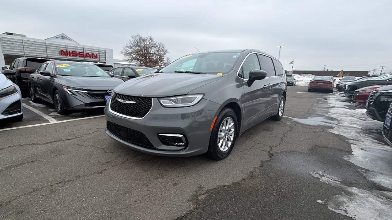 2023 Chrysler Pacifica Touring L Medford, Somerville, Lynnfield, Woburn, Boston MA
