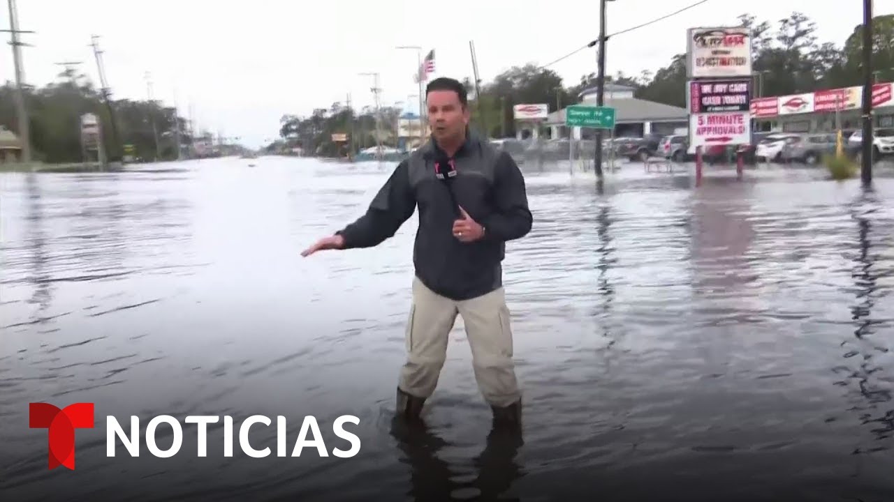 Residentes de Florida intentan cruzar por zonas inundadas | Noticias Telemundo