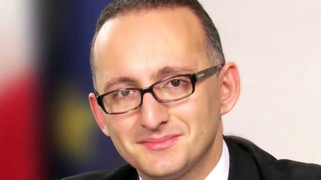 Feature dwar Charlon Gouder.