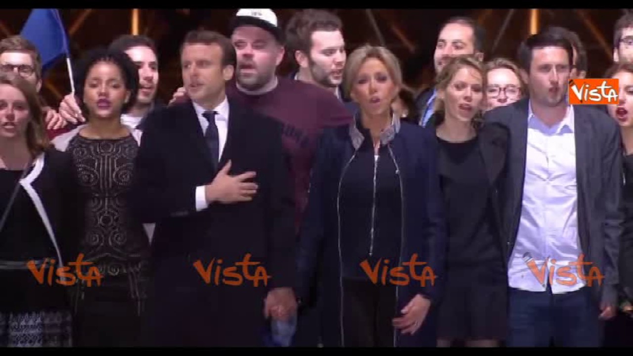 Macron, Brigitte e lo staff di En Marche cantano l'inno francese sul palco