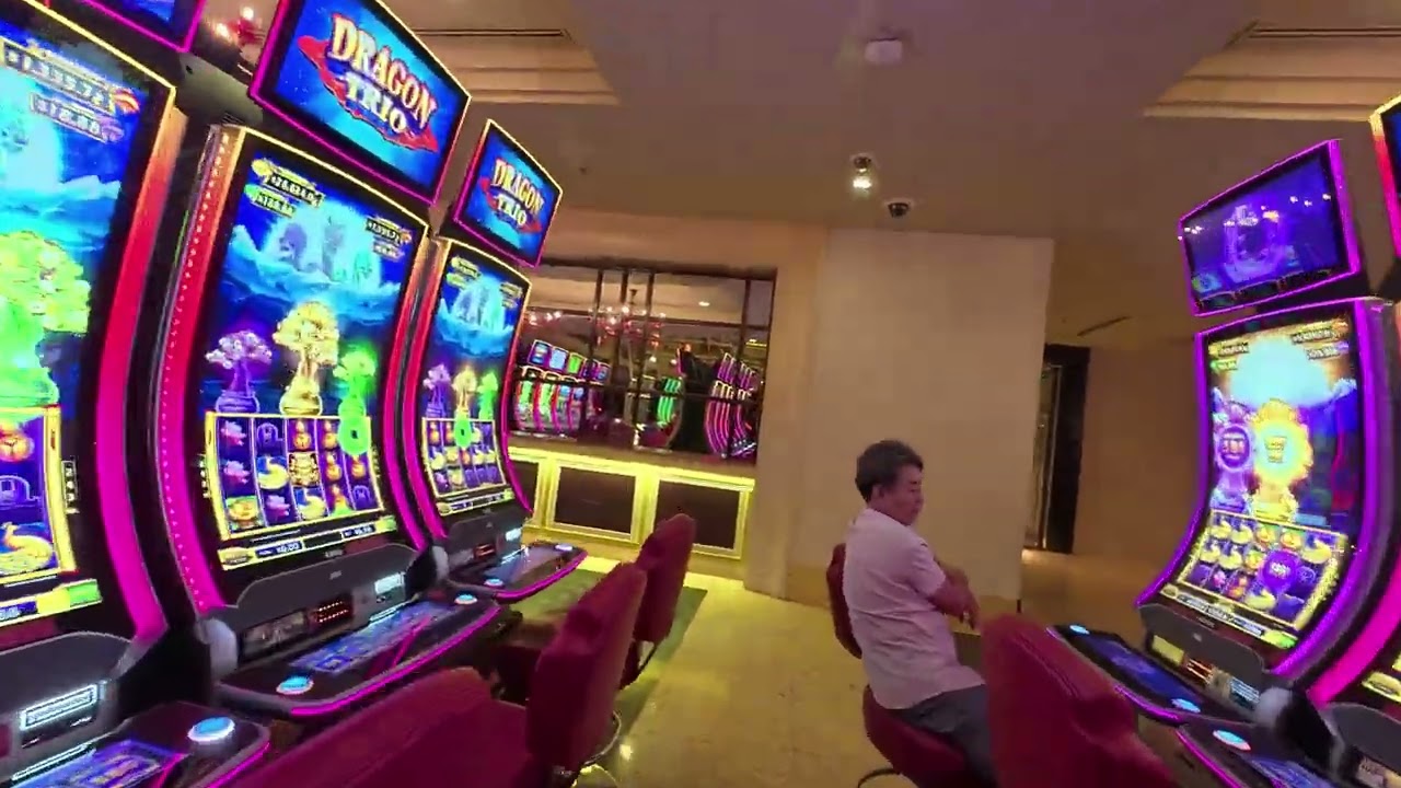 NagaWorld, Phnom Penh: Playing Slots