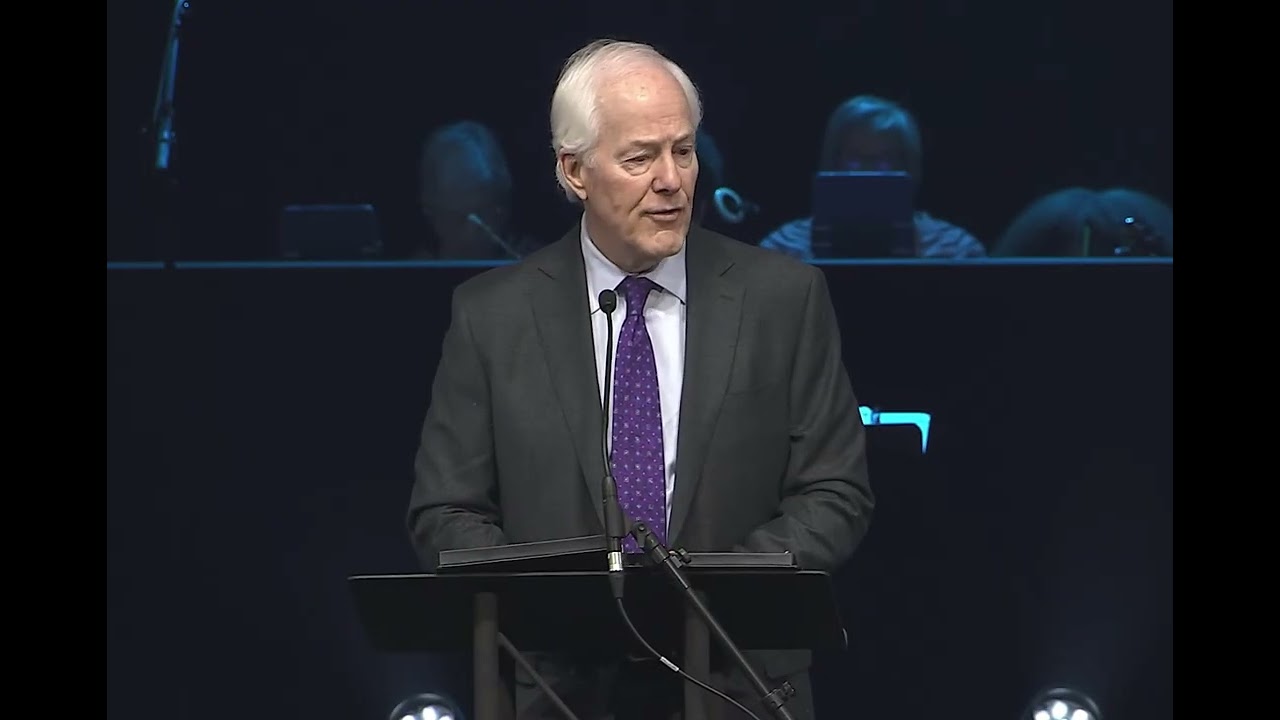 Корнин вручает Бронзовую звезду с отличием семье покойного специалиста армии Джона Кларка.