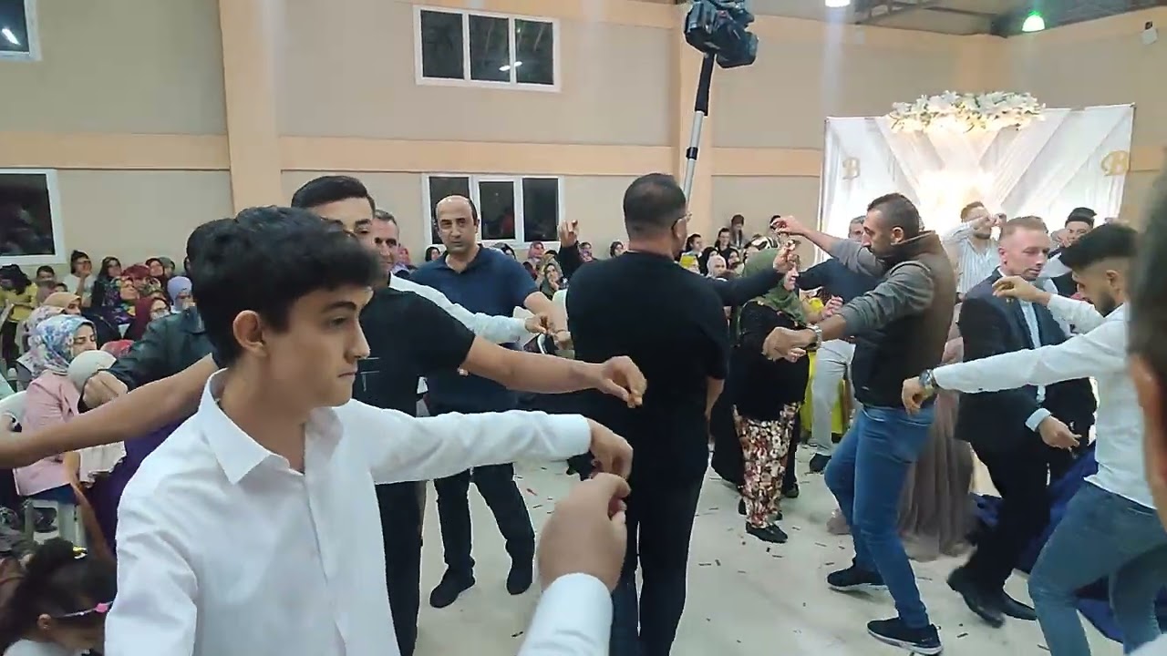 DEMİRCİ'nin MAHMUTLAR köyünde BEDRİYE BAYRAM ACAR çiftinin NİŞAN törenininden görüntüler