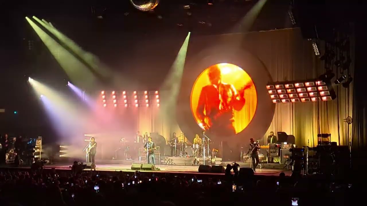 Arctic Monkeys - Do I Want To Know (Live in Toronto)