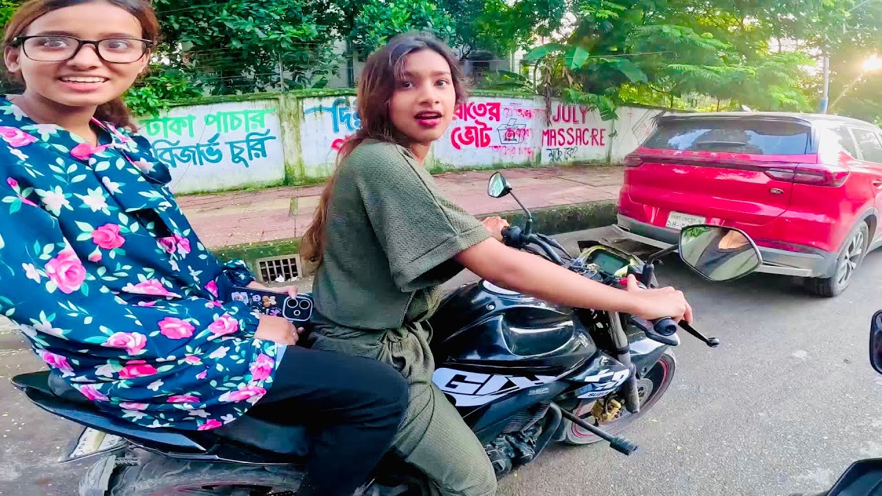 পুলিশের সিগন্যাল অমান্য করে বাইক রাইড করতেছে ছোট লেডি বাইকার আপু😒