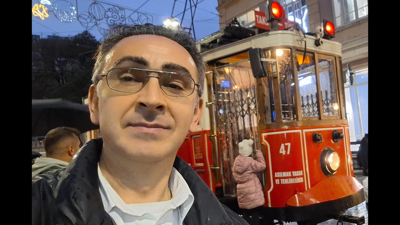 İSTİKLAL CADDESİ'NDE NOSTALJİK TRAMVAYLA YOLCULUK