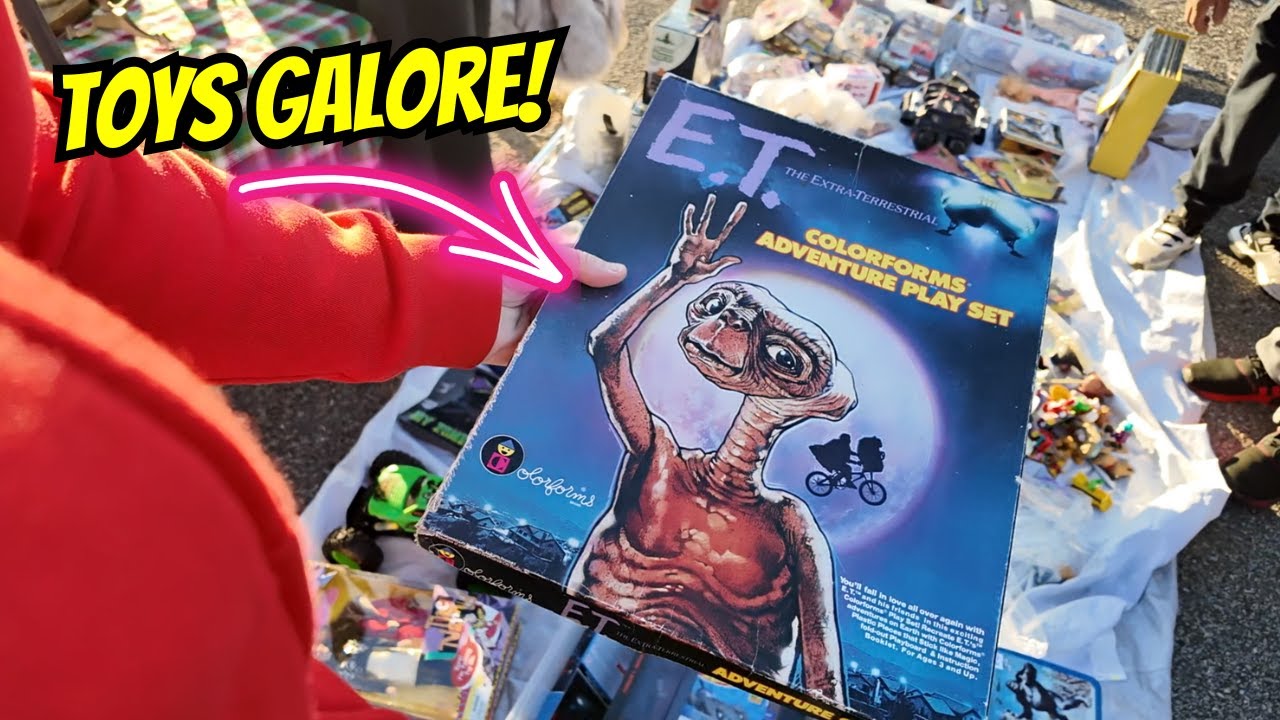 Vintage Finds Everywhere at the Flea Market!