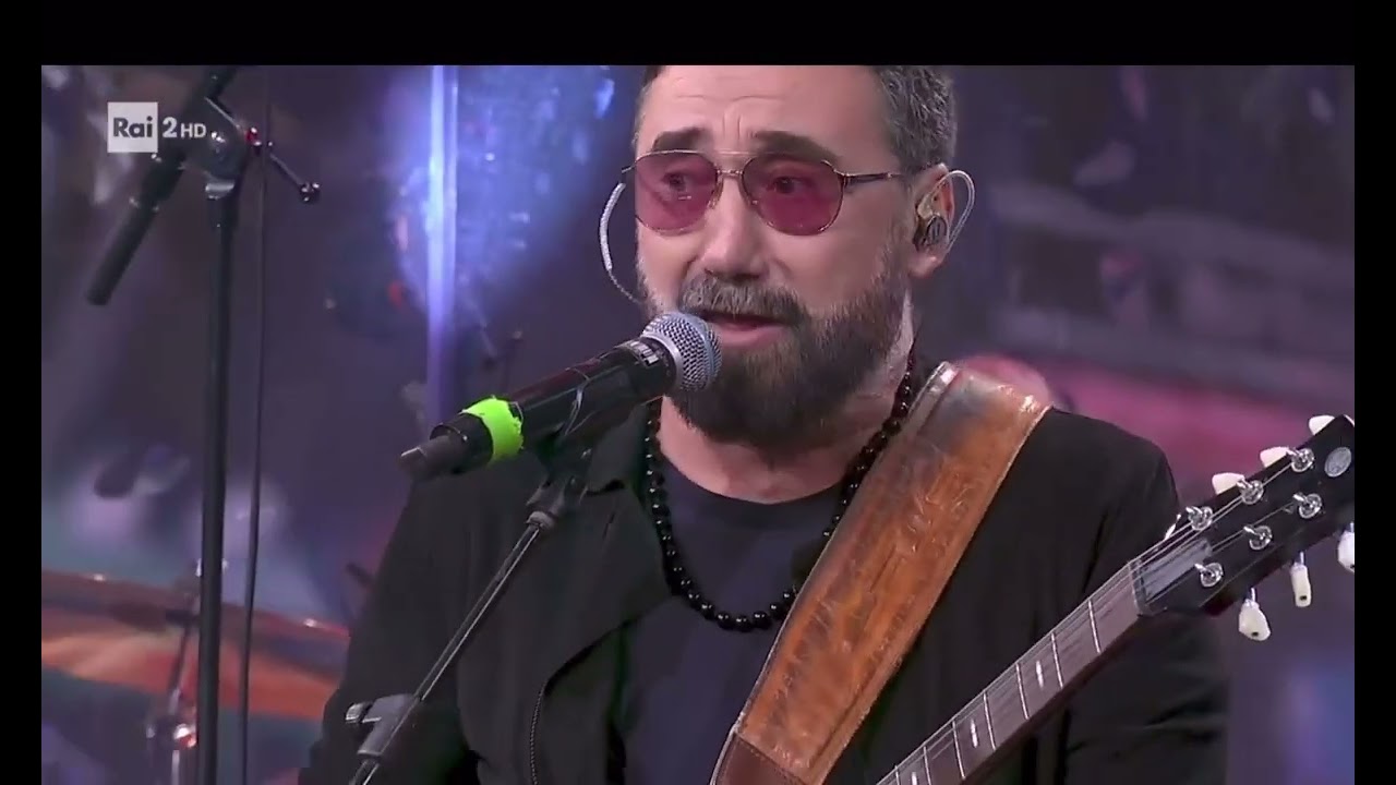 Federico Zampaglione immenso in Purple Rain a Radio2 SocialClub del 25/12/2024