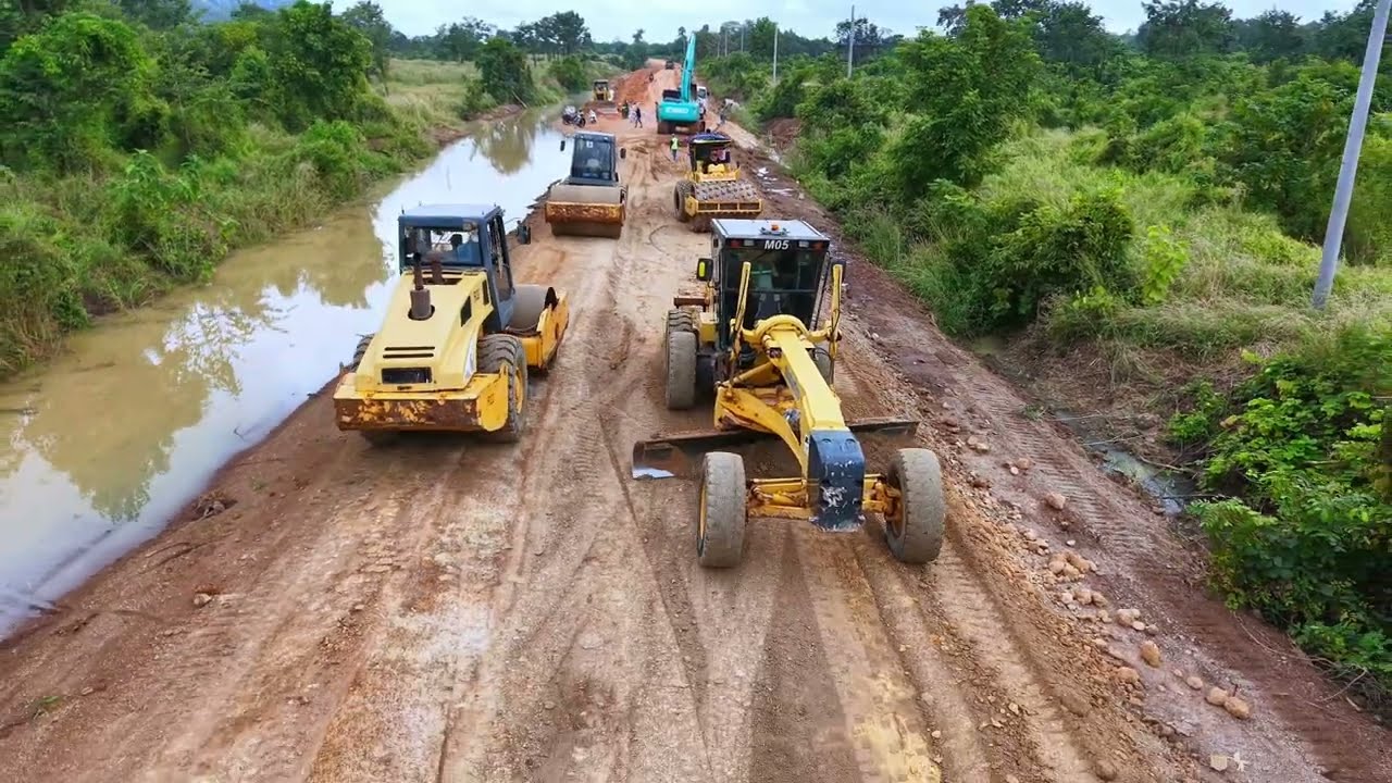 Expert Grader! Correcting, Leveling & Compaction on Top Layer From Rural To New National Highway