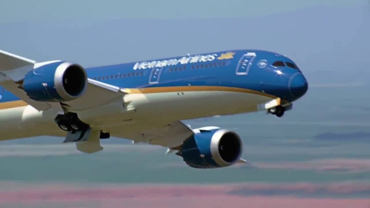 Decolagem incr&iacute;vel Boeing 787 900 na  vertical