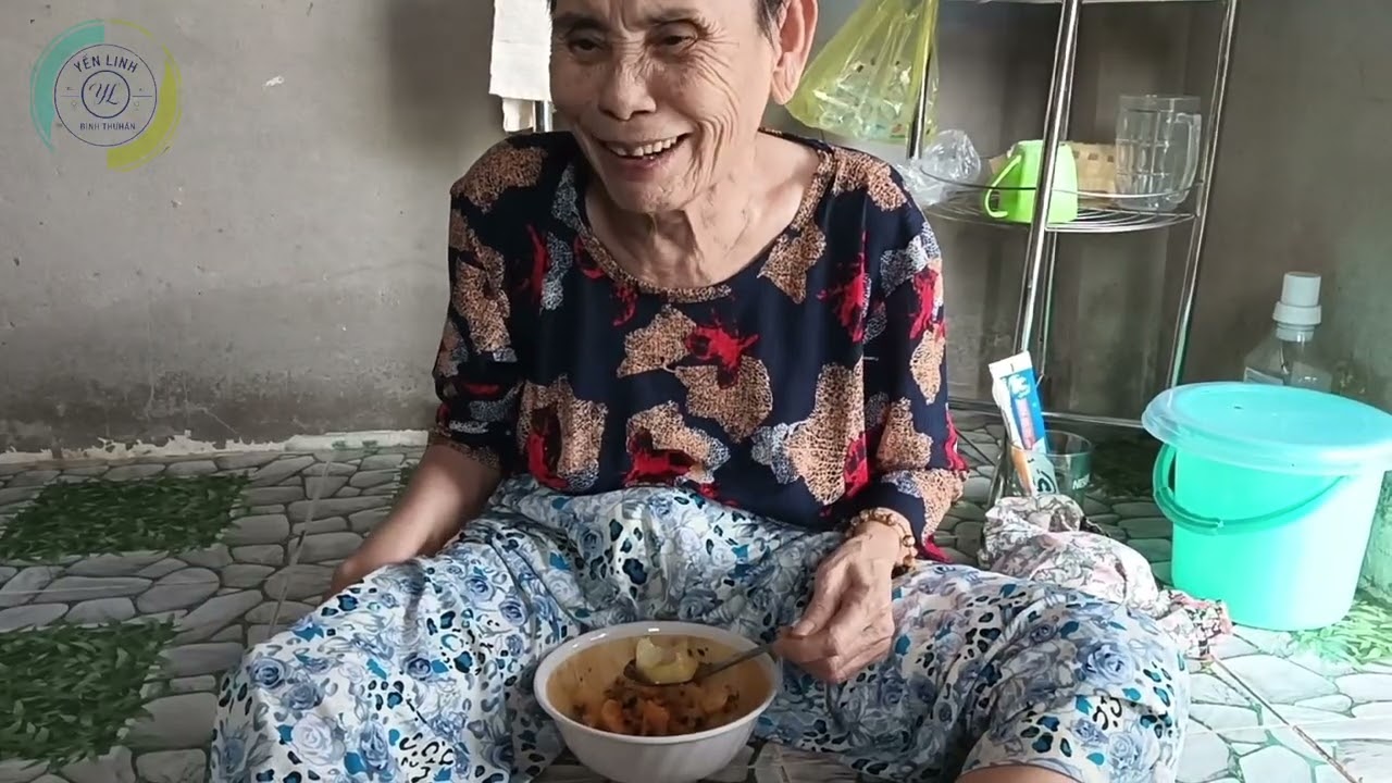 Món Gì Mà Ngon Thế? Bà Tám Ăn Sạch Cả Tô Vẫn Còn Thèm 