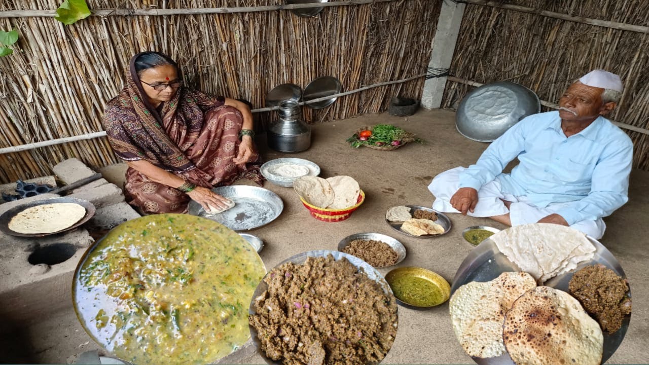 आरात मिर्ची भाजून वयरलेलं पिठलं ,डांगर , आरावर भाजलेला पापड , भाकरी | Pithal bhakri recipe