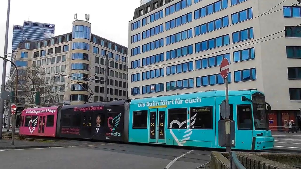 Straßenbahnen , gefilmt vor dem Hauptbahnhof in Frankfurt am Main