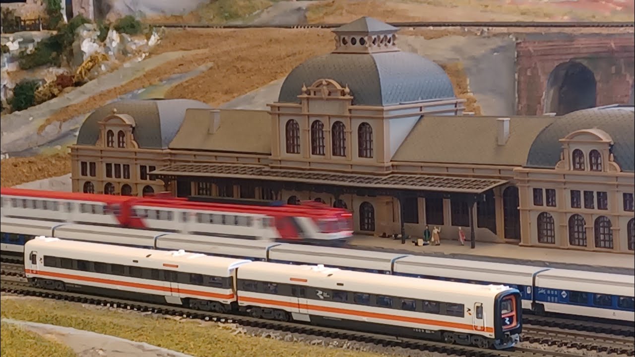 ESCALA N : TRD Renfe serie 594 - Circulando por Vallesfer (Sabadell)