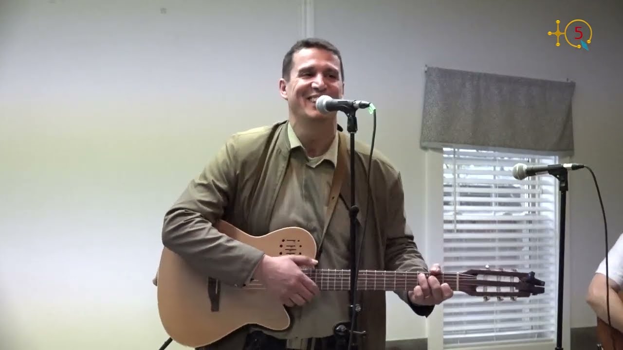 Tarek Ait Menguellet rend hommage à Idir