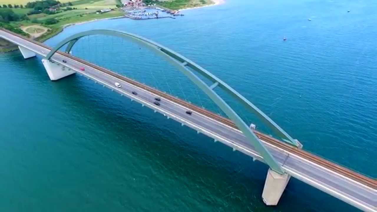 Vogelflug über die Fehmarnsundbrücke