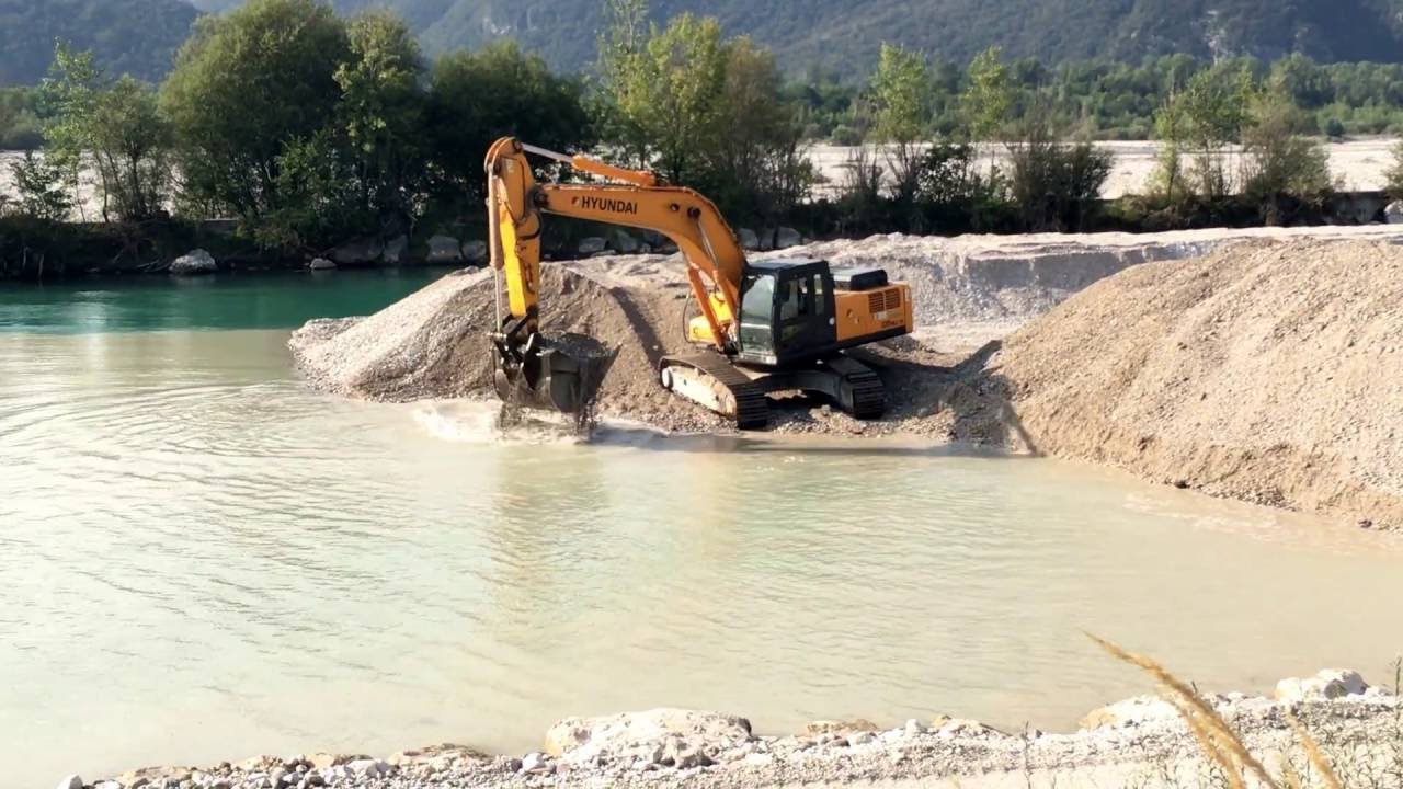 Hyundai 320 NLC-7A Digging Gravel Under Water