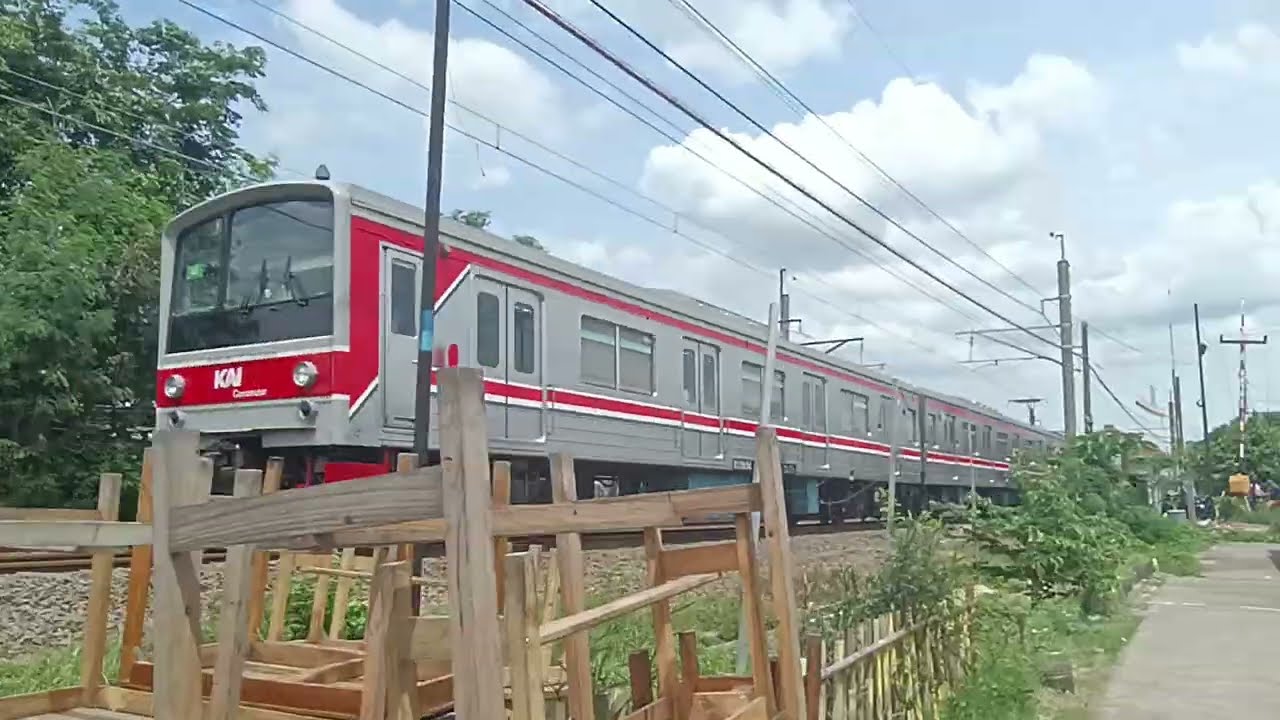 Samping perlintasan kereta api telaga asih