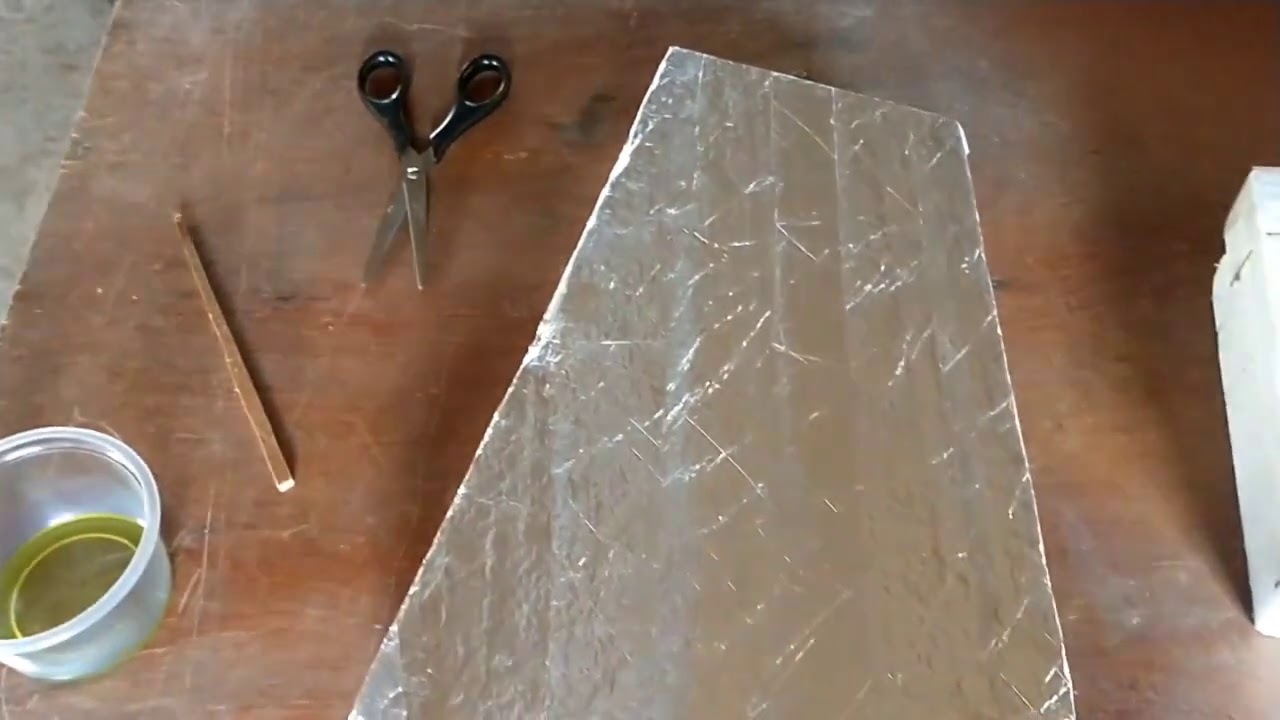 Teste com resina de poliéster no isopor isolado com papel alumínio
