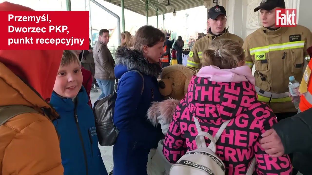 Uchodźcy z Ukrainy na dworcu w Przemyślu. Pomagają im Polacy. Te sceny wzruszają do łez | FAKT.PL