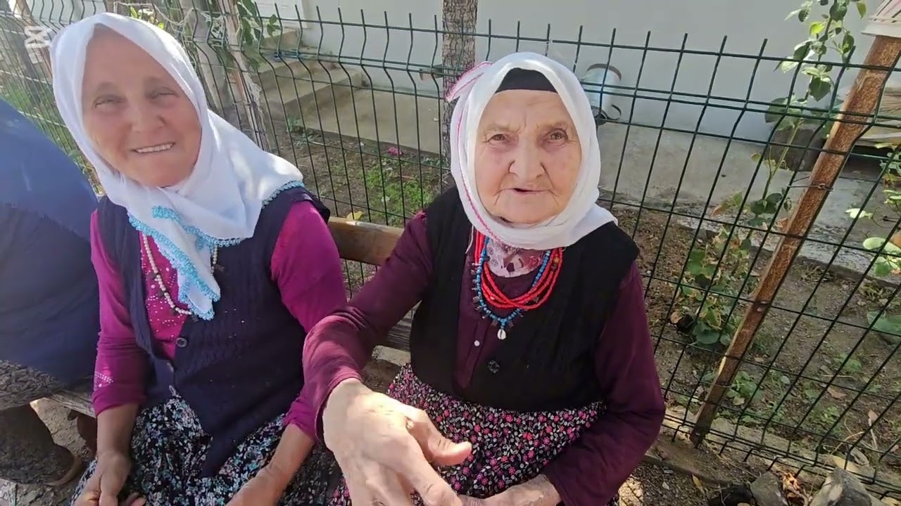 DEMİRCİ'nin RAHMANLAR KÖYÜNDE KÖY SAKİNLERİ KAVUT (GÜZ )HAYRI HAKKINDA BİLGİ VERİYOR 12-09-2025