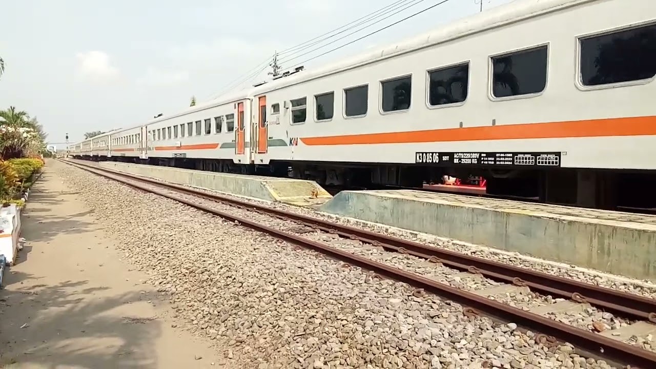 Dhoho Commuter line tiba di stasiun Purwoasri. #kadhoho #keretaapi