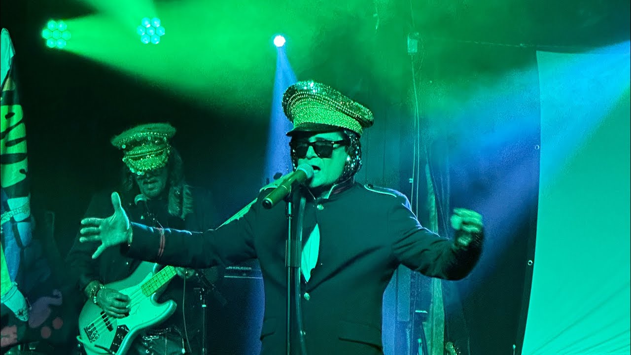 Нелепое вступление Кори Фельдмана вживую в Herman’s Hideaway в Энглвуде, Колорадо