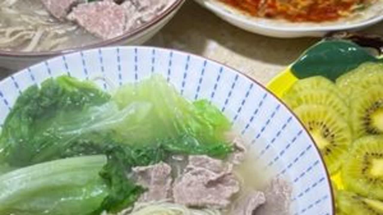 80后陪读妈妈每天早起给两个高中生做早饭，今天从冰箱扒出一块嫩牛肉，做个简易版的牛肉汤，儿子要了好几天的面条，给安排上了。臭小子一听有面条，比姐姐起的都早，连汤都喝了。#陪读妈妈 #记录真实生活...