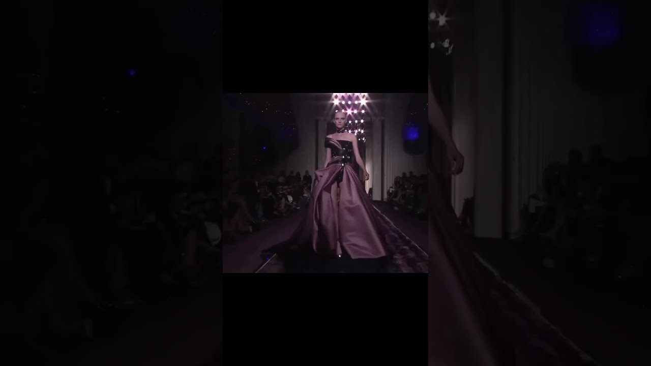 Daria Strokous for Atelier Versace Fashionshow. 