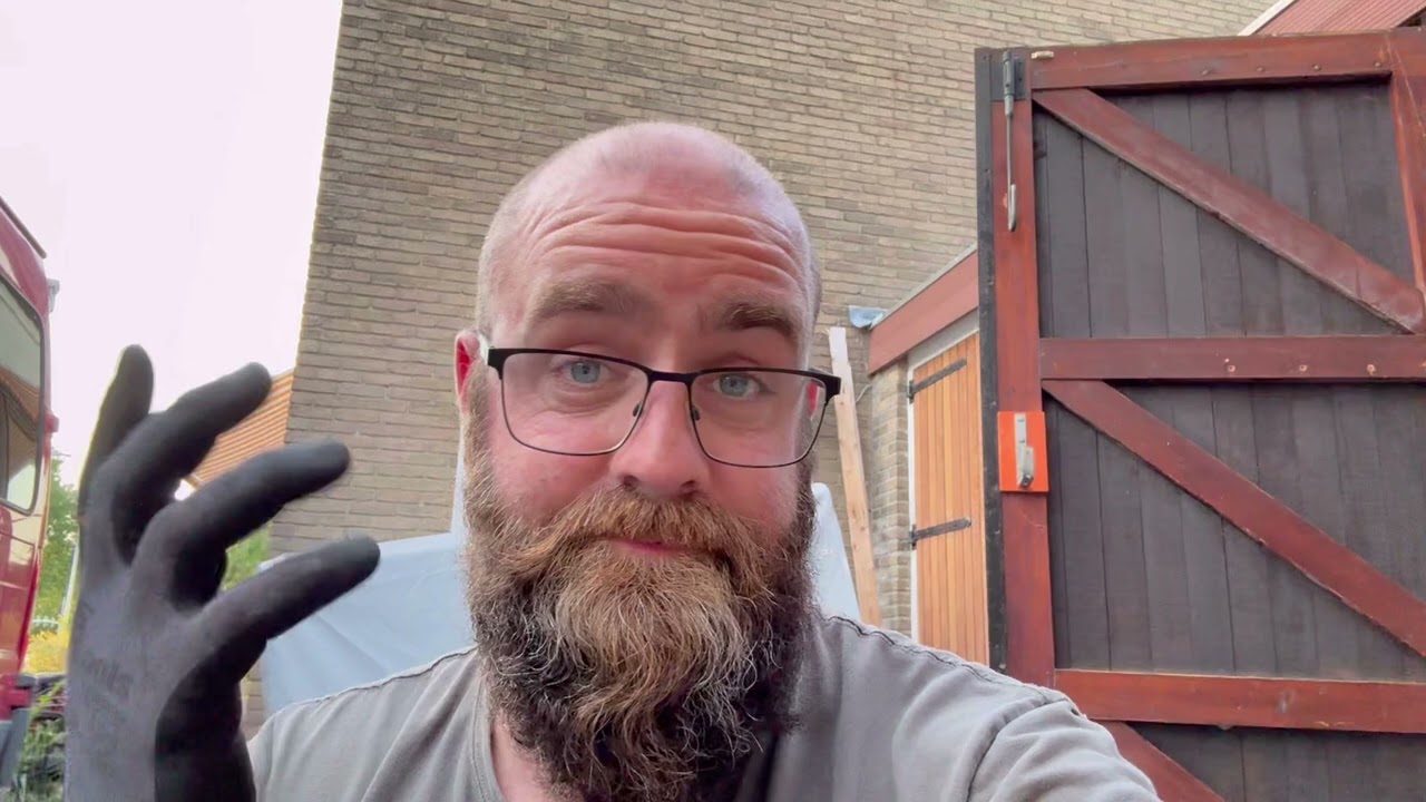Freek maakt een Mini Cooper met een kapotte dynamo