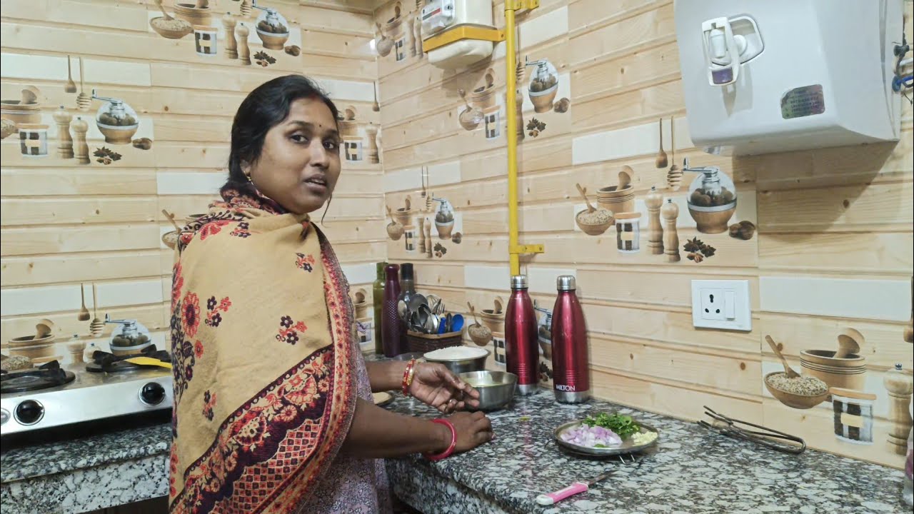 Recipe ka pata nahi lekin hansi majak ke sath boiled rice se banayi Egg Rice